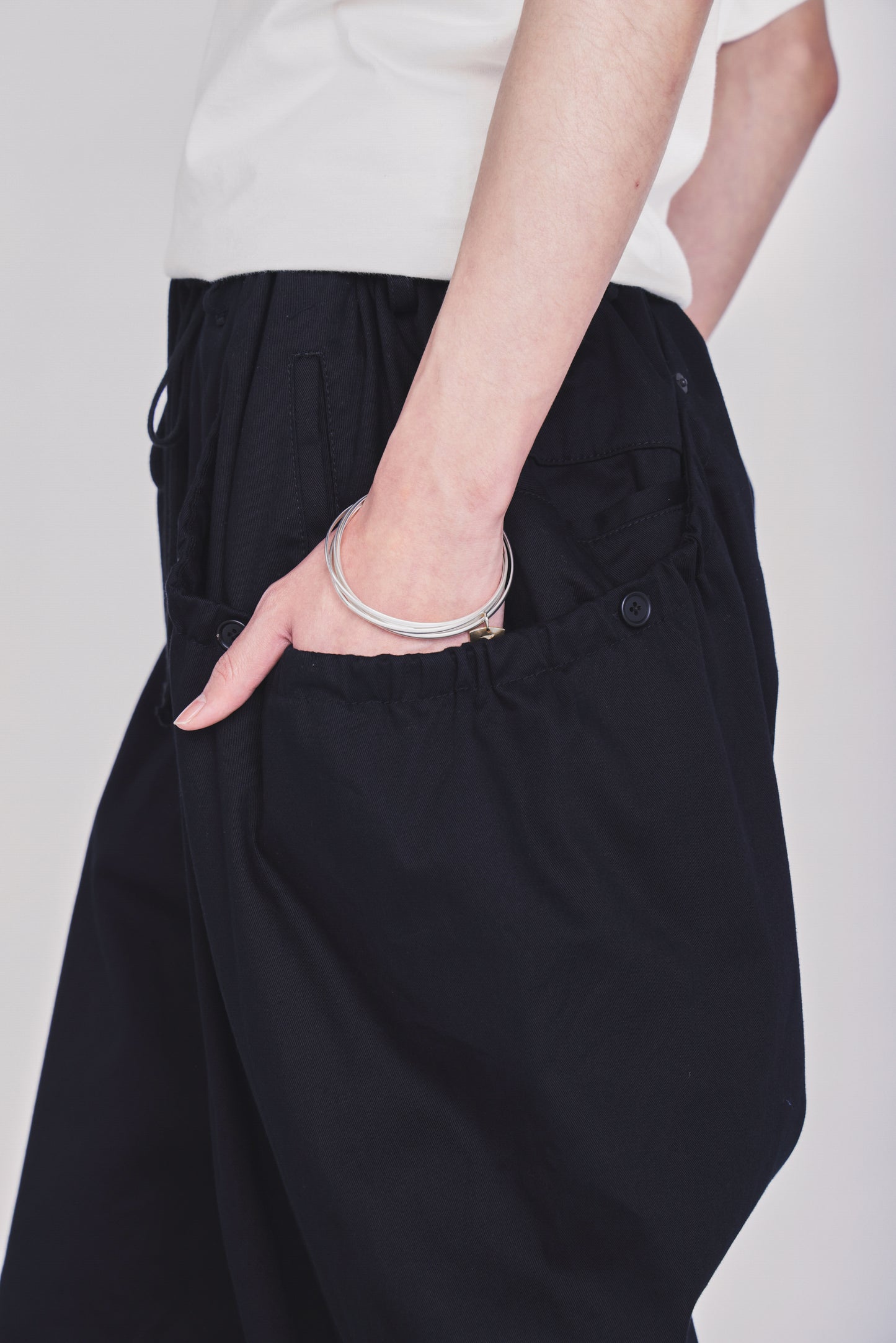 COTTON TWILL GATHERED POCKET TAPED PANTS