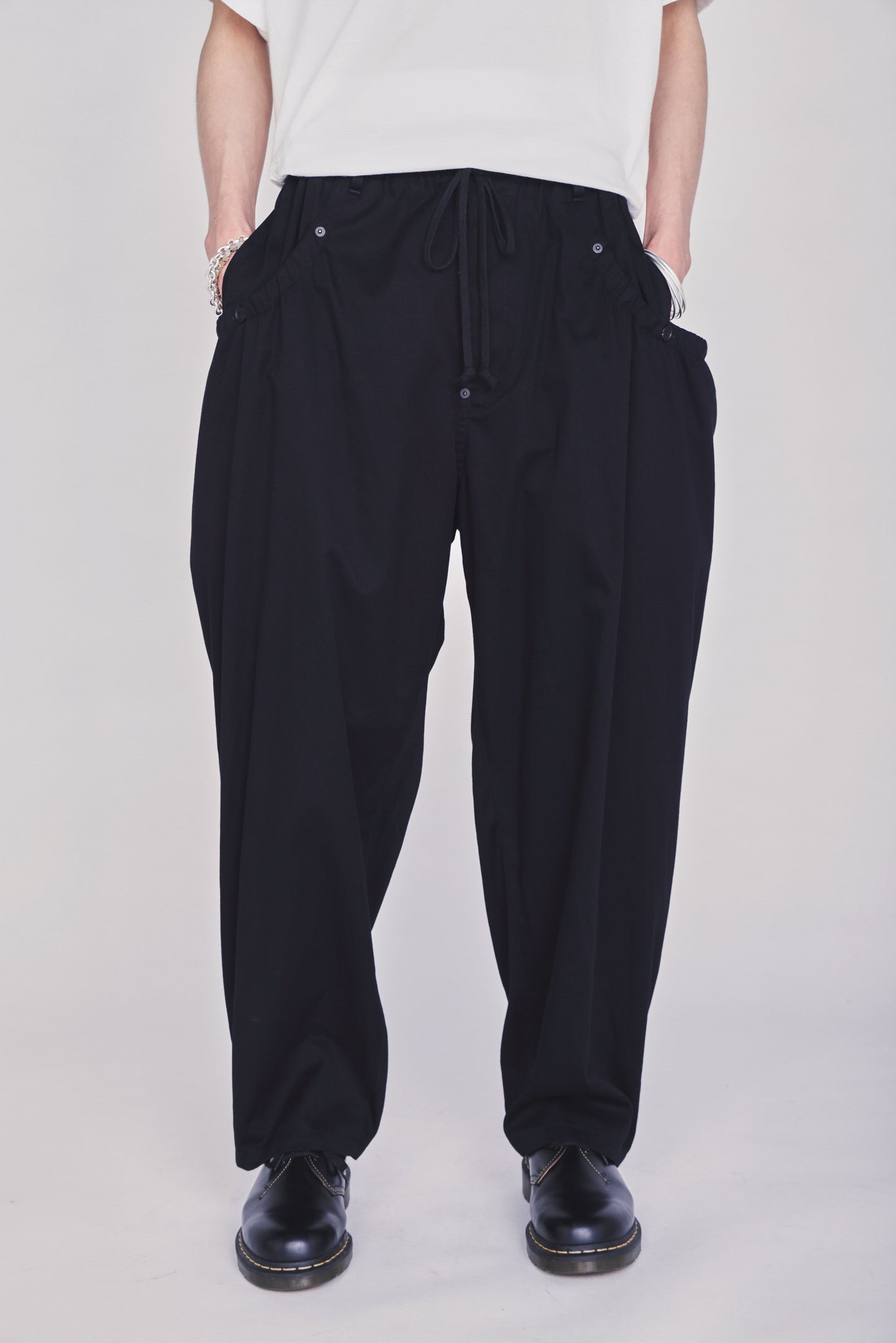 COTTON TWILL GATHERED POCKET TAPED PANTS