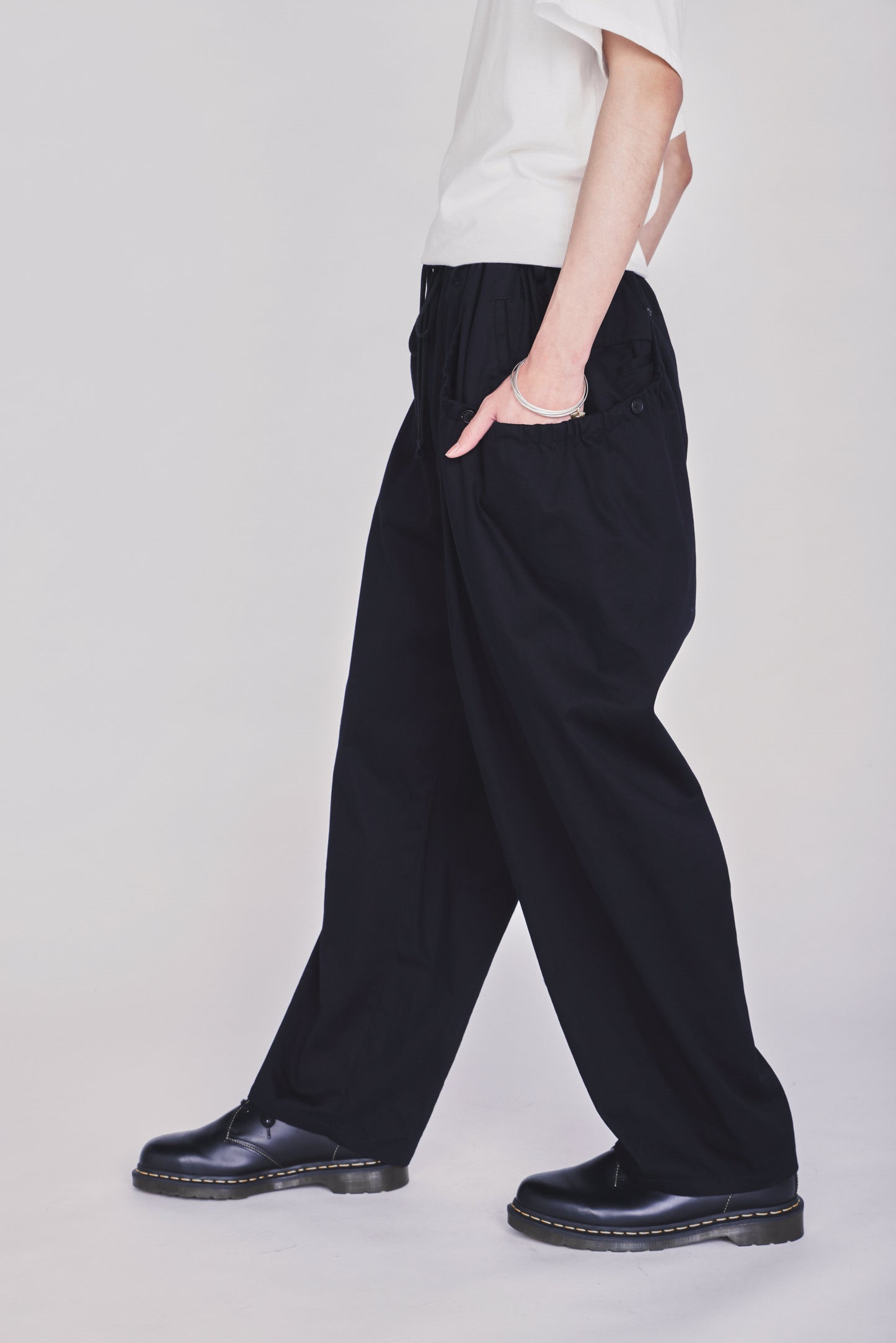 COTTON TWILL GATHERED POCKET TAPED PANTS