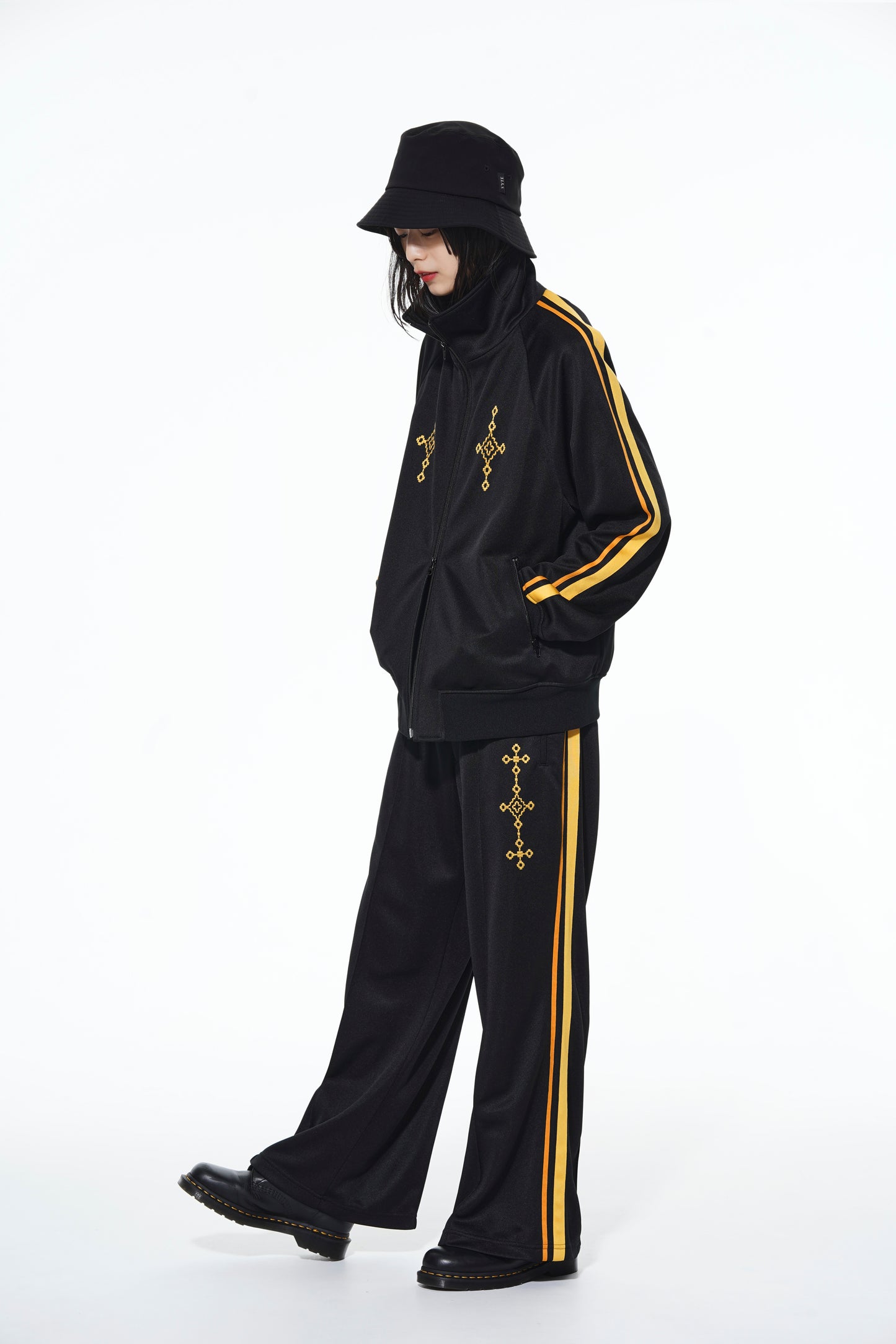 PE/SMOOTH JERSEY GEOMETRIC PATTERN EMBROIDERY SIDE TAPE LINE FLARE PANTS