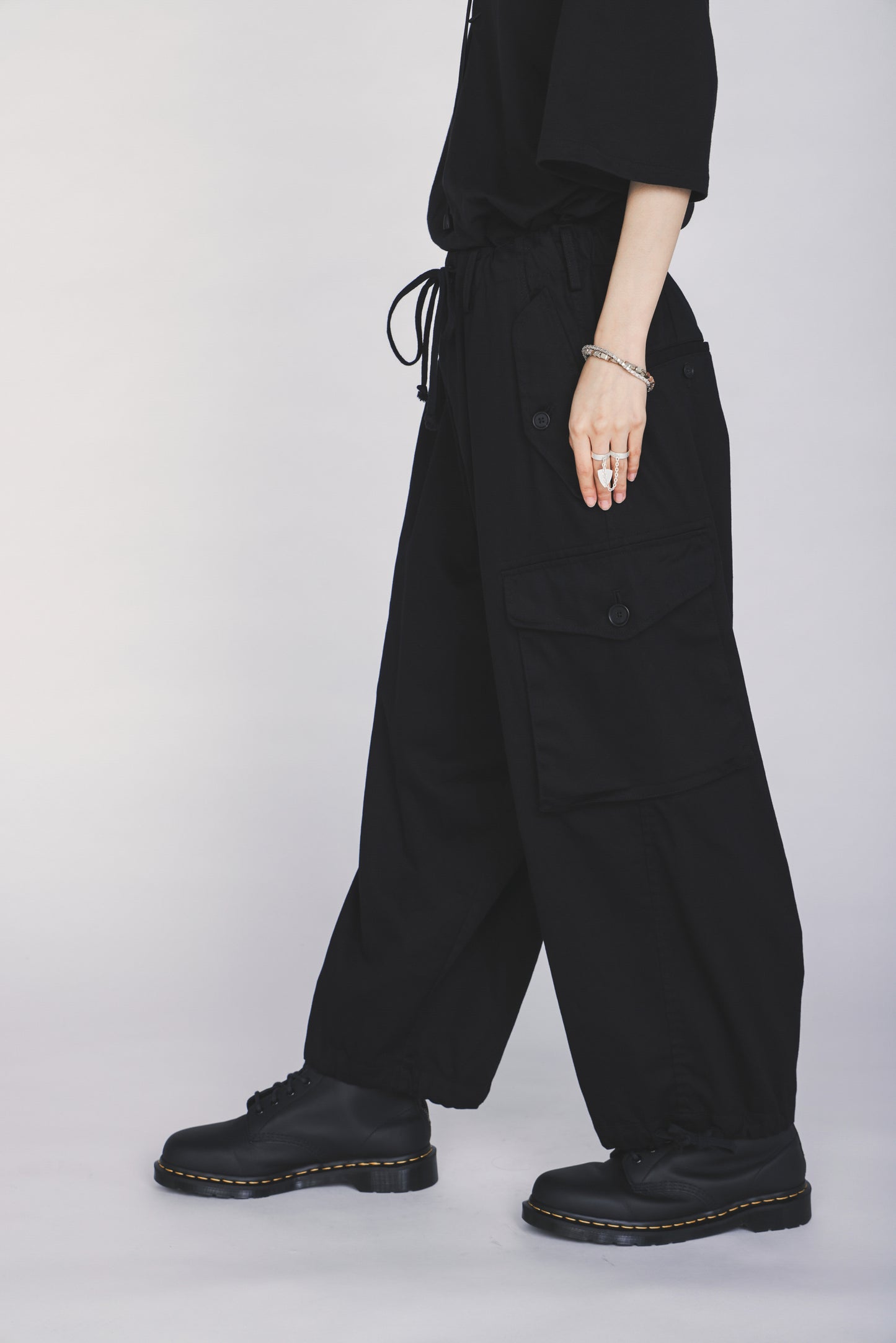 COTTON TWILL GATHERED POCKET CARGO PANTS