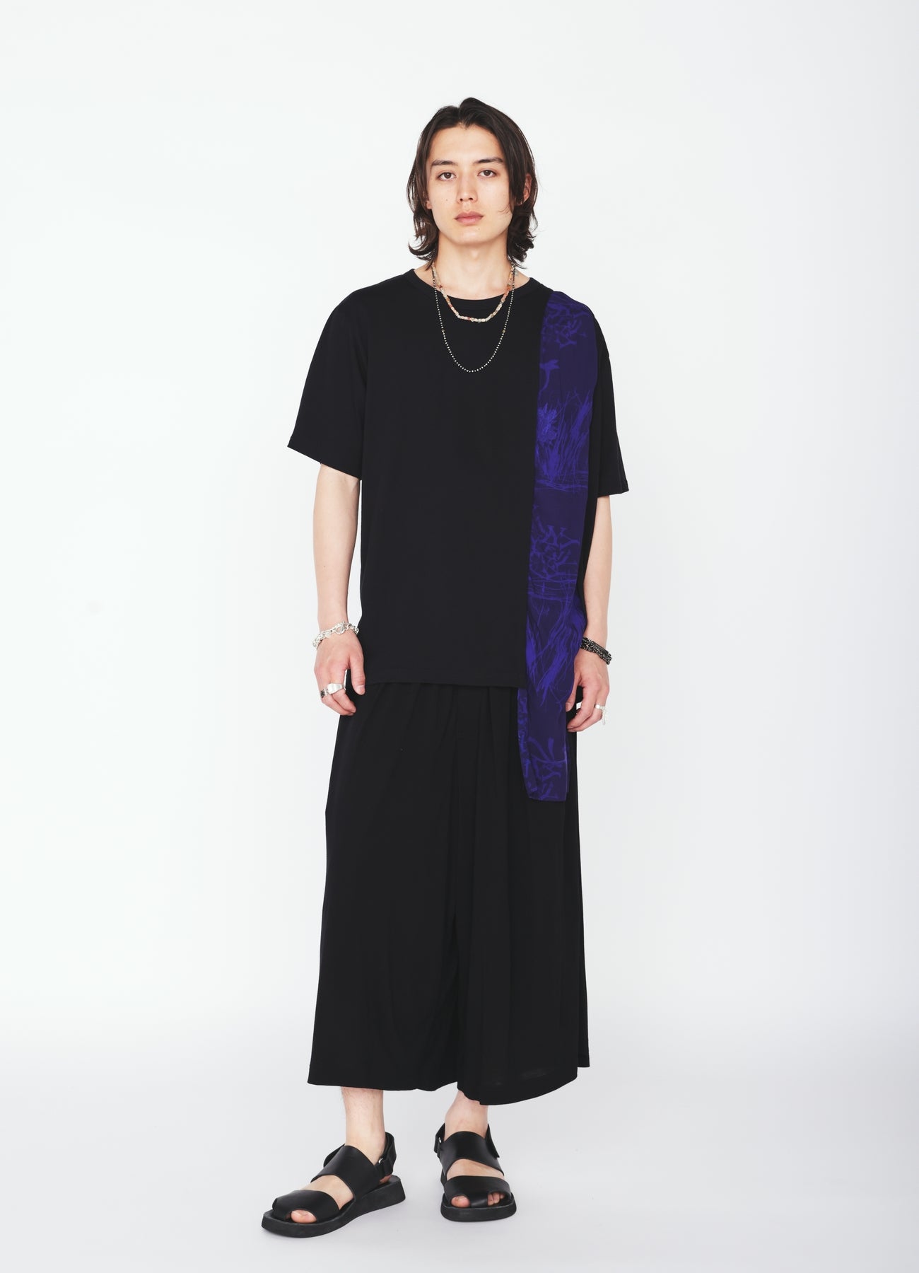 ASYMMETRY DESIGN LONG-SLEEVED T-SHIRT WITH INDIAN MOTIF PRINT