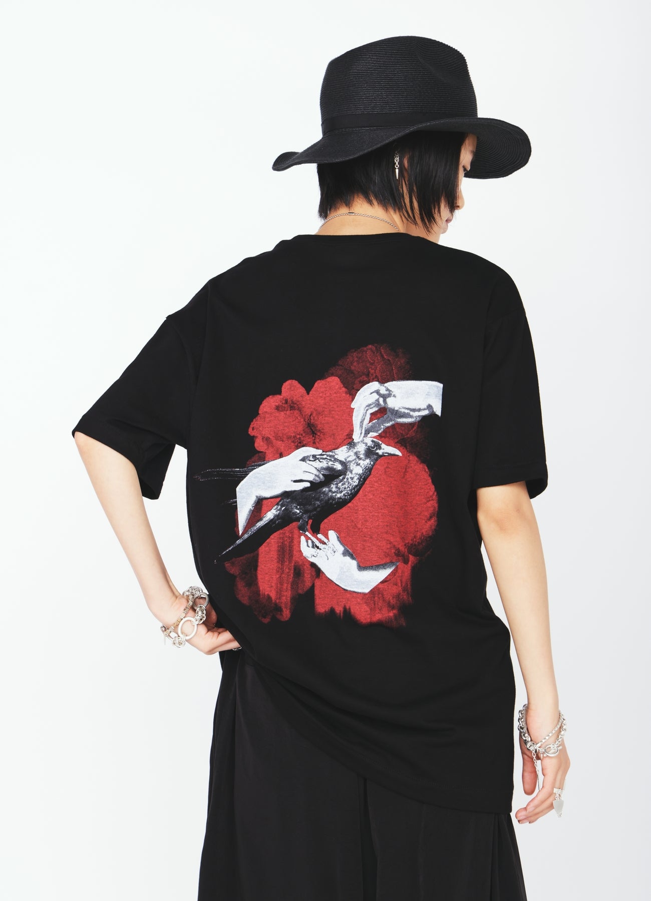 GRAPHIC T-SHIRT -CROW ON THE HAND-