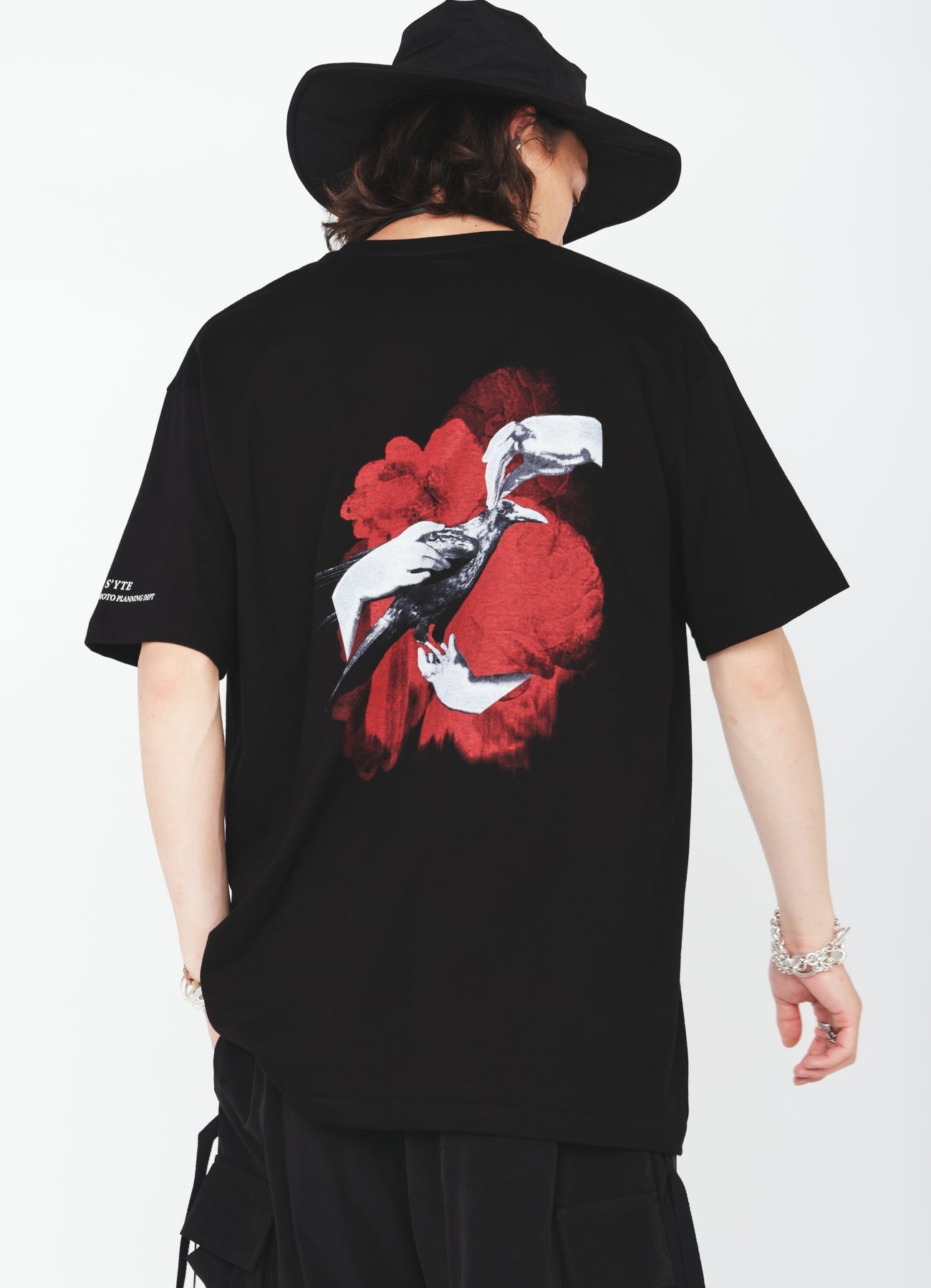 GRAPHIC T-SHIRT -CROW ON THE HAND-