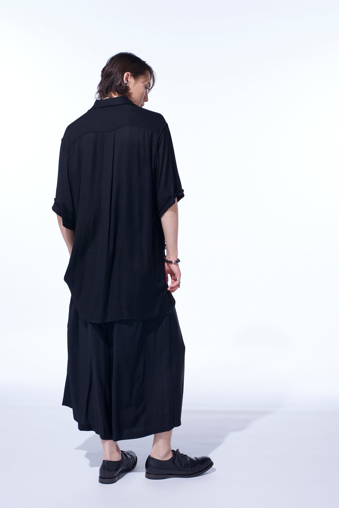 VISCOSE TWILL CUT-OFF OPEN-COLLAR SHIRT