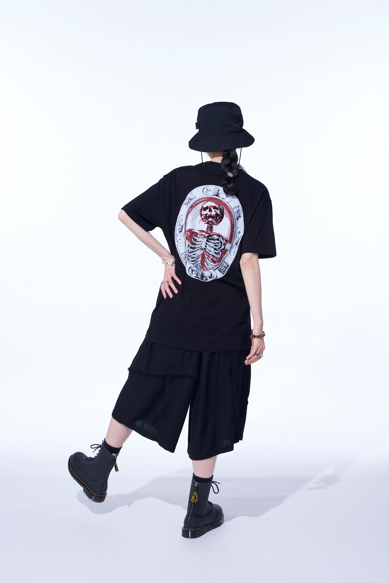 GRAPHIC T-SHIRT -GRIEVING SKULL-