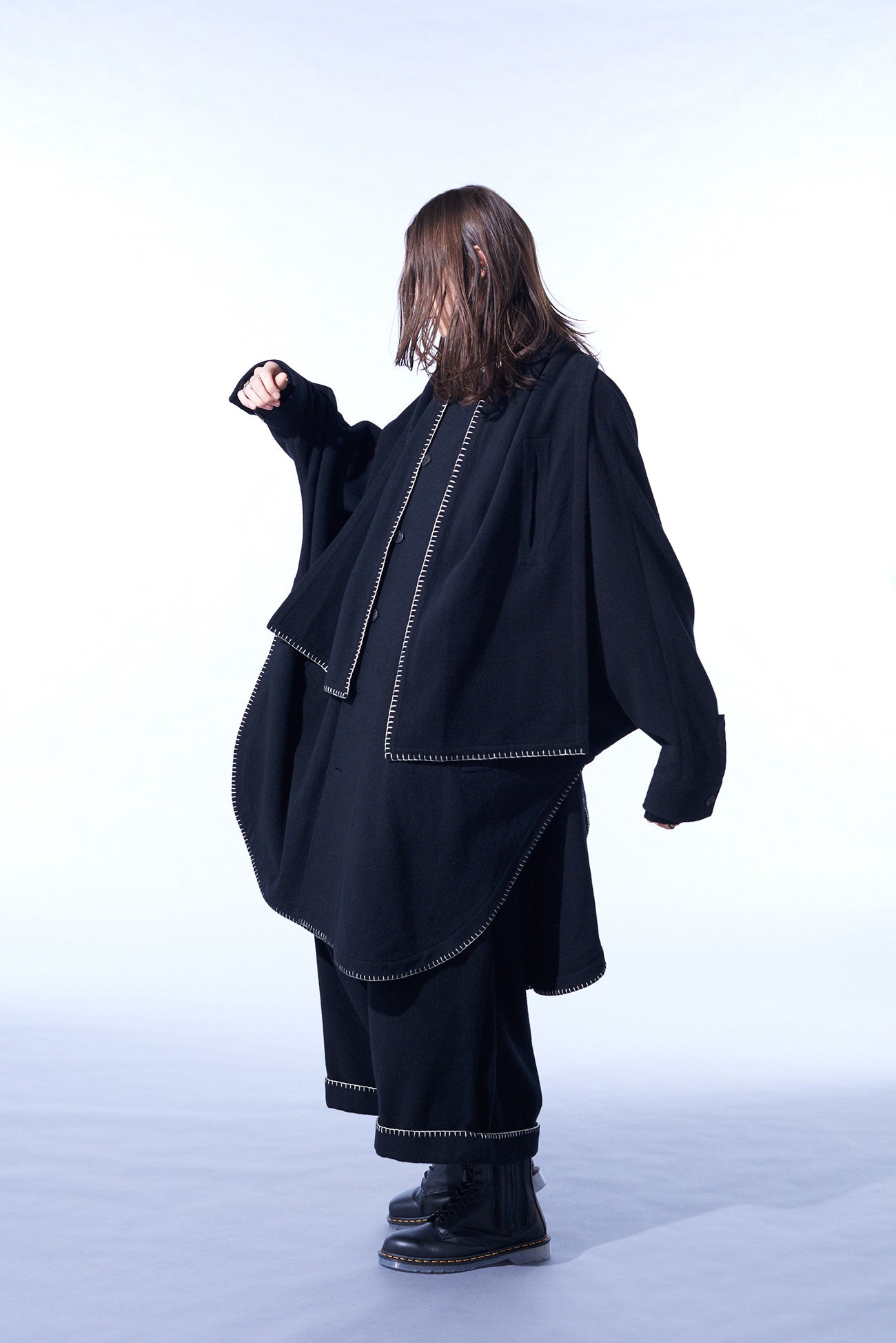 W/TOP MOSSA STOLE COLLAR BIG SILHOUETTE COAT WITH BLANKET STITCH DESIGN