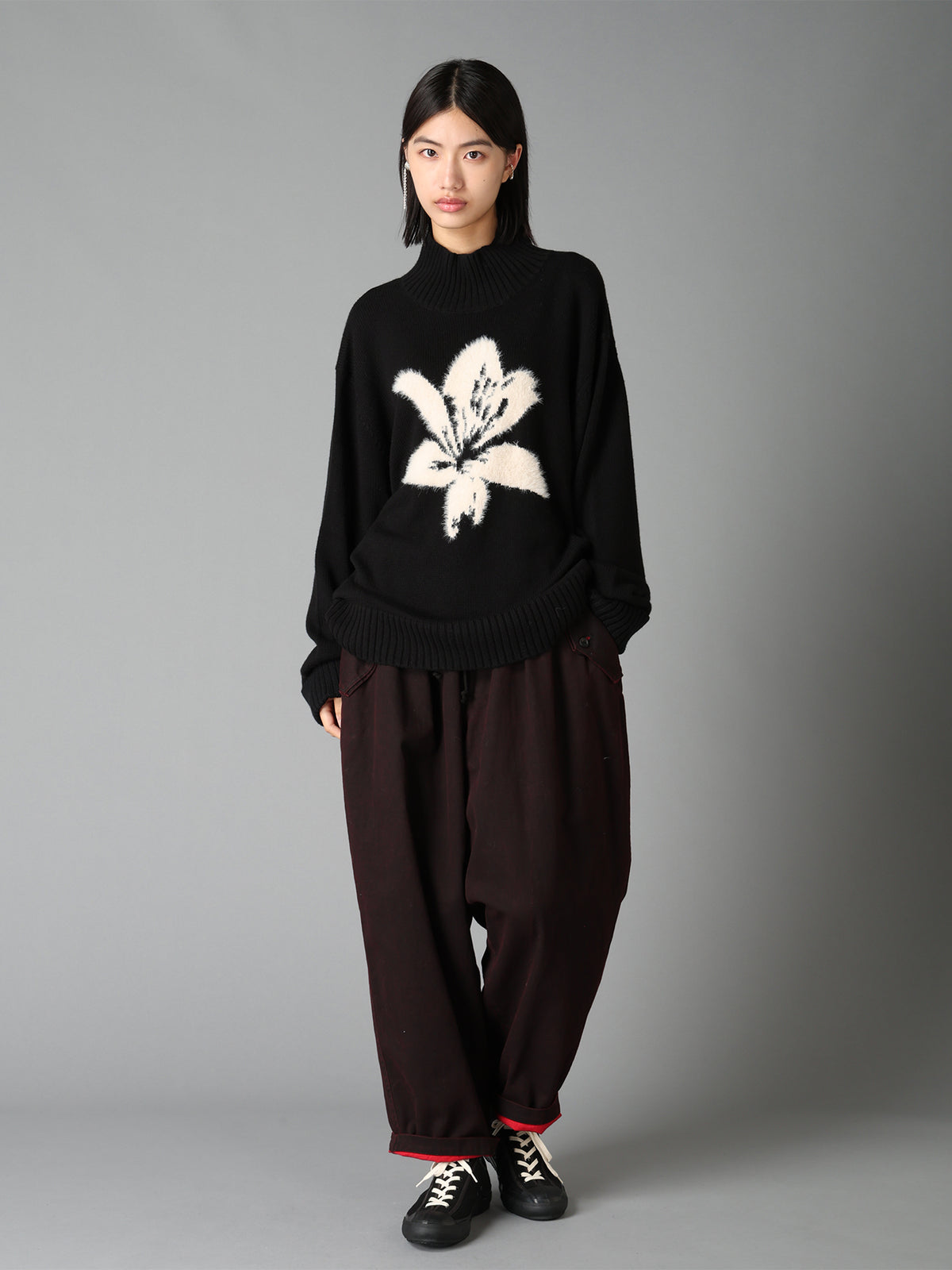 FLOCKED LILY MOTIF KNIT TURTLE NECK PULLOVER