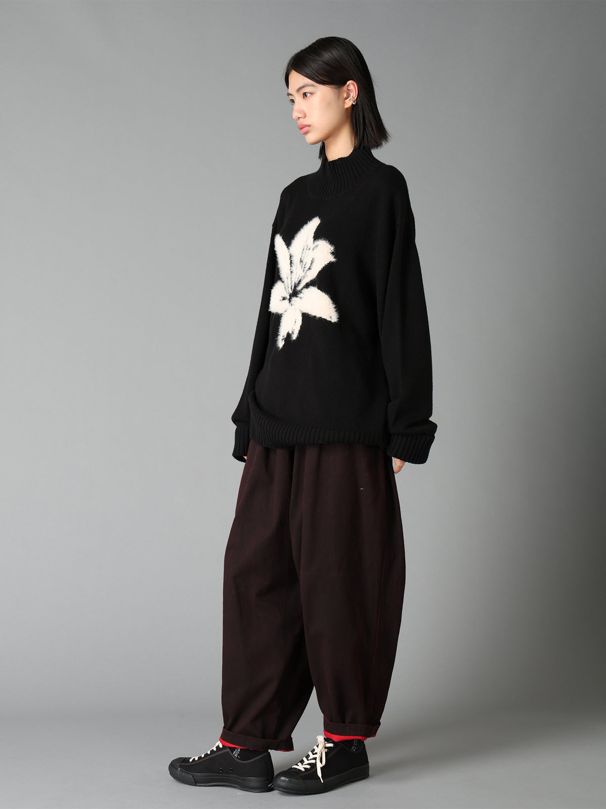 FLOCKED LILY MOTIF KNIT TURTLE NECK PULLOVER