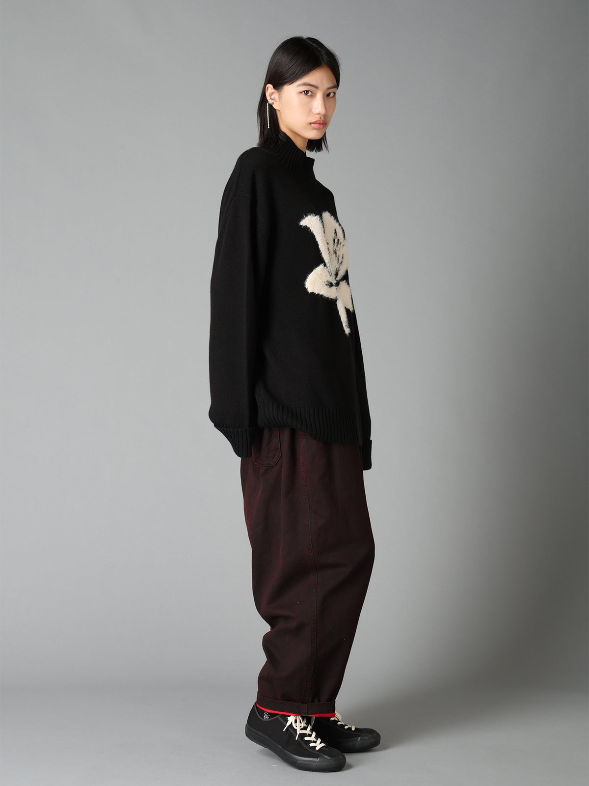 FLOCKED LILY MOTIF KNIT TURTLE NECK PULLOVER