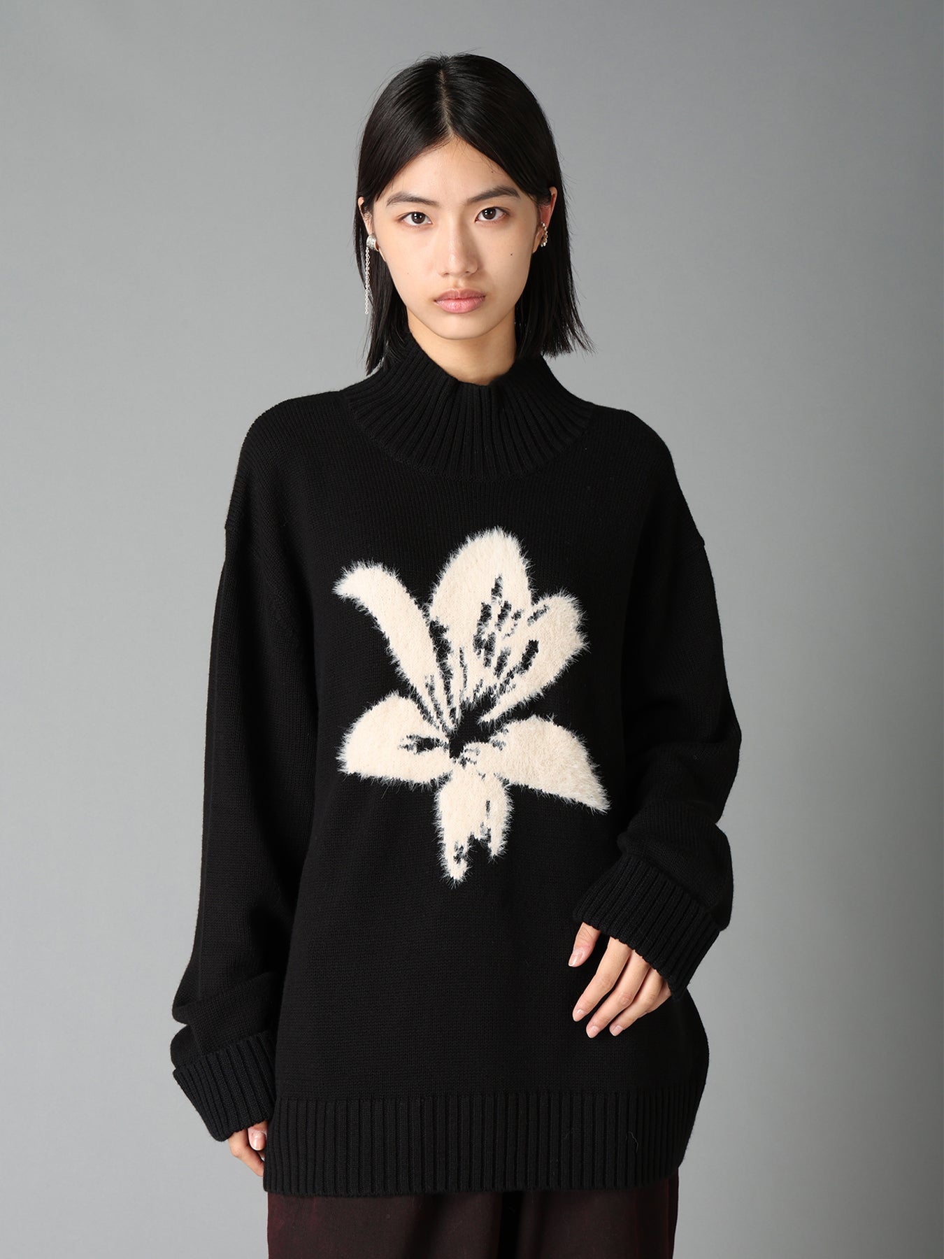FLOCKED LILY MOTIF KNIT TURTLE NECK PULLOVER – THE SHOP YOHJI YAMAMOTO
