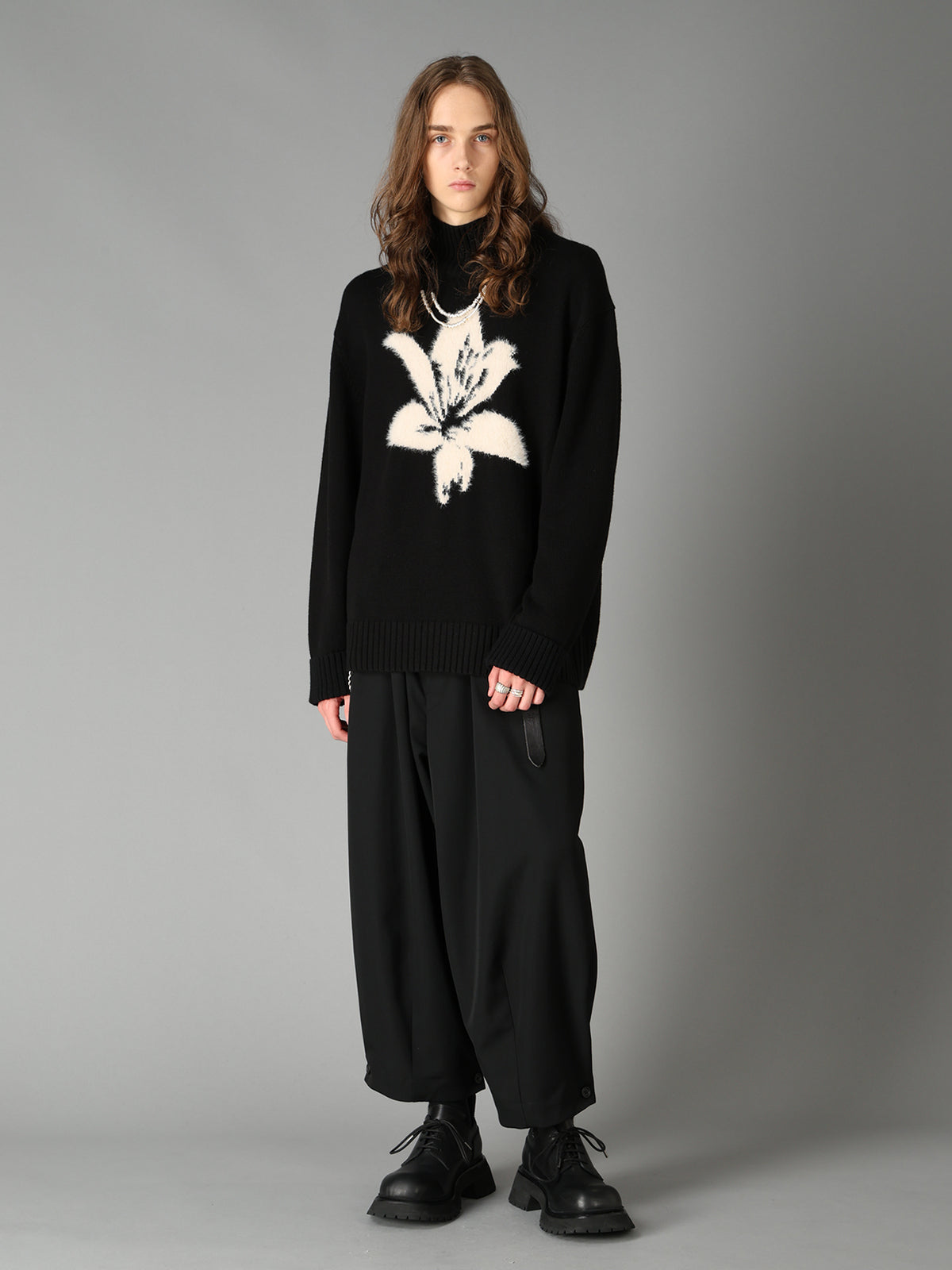 FLOCKED LILY MOTIF KNIT TURTLE NECK PULLOVER