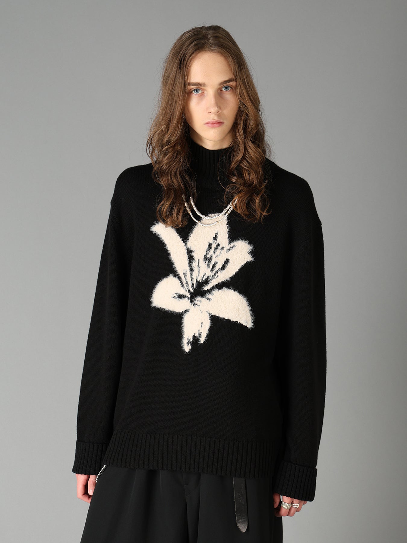 FLOCKED LILY MOTIF KNIT TURTLE NECK PULLOVER – THE SHOP YOHJI YAMAMOTO