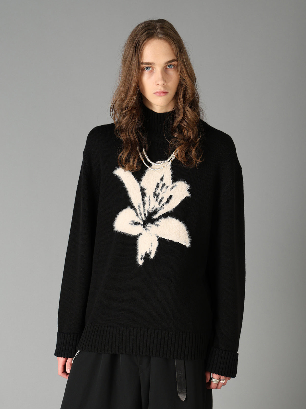 FLOCKED LILY MOTIF KNIT TURTLE NECK PULLOVER