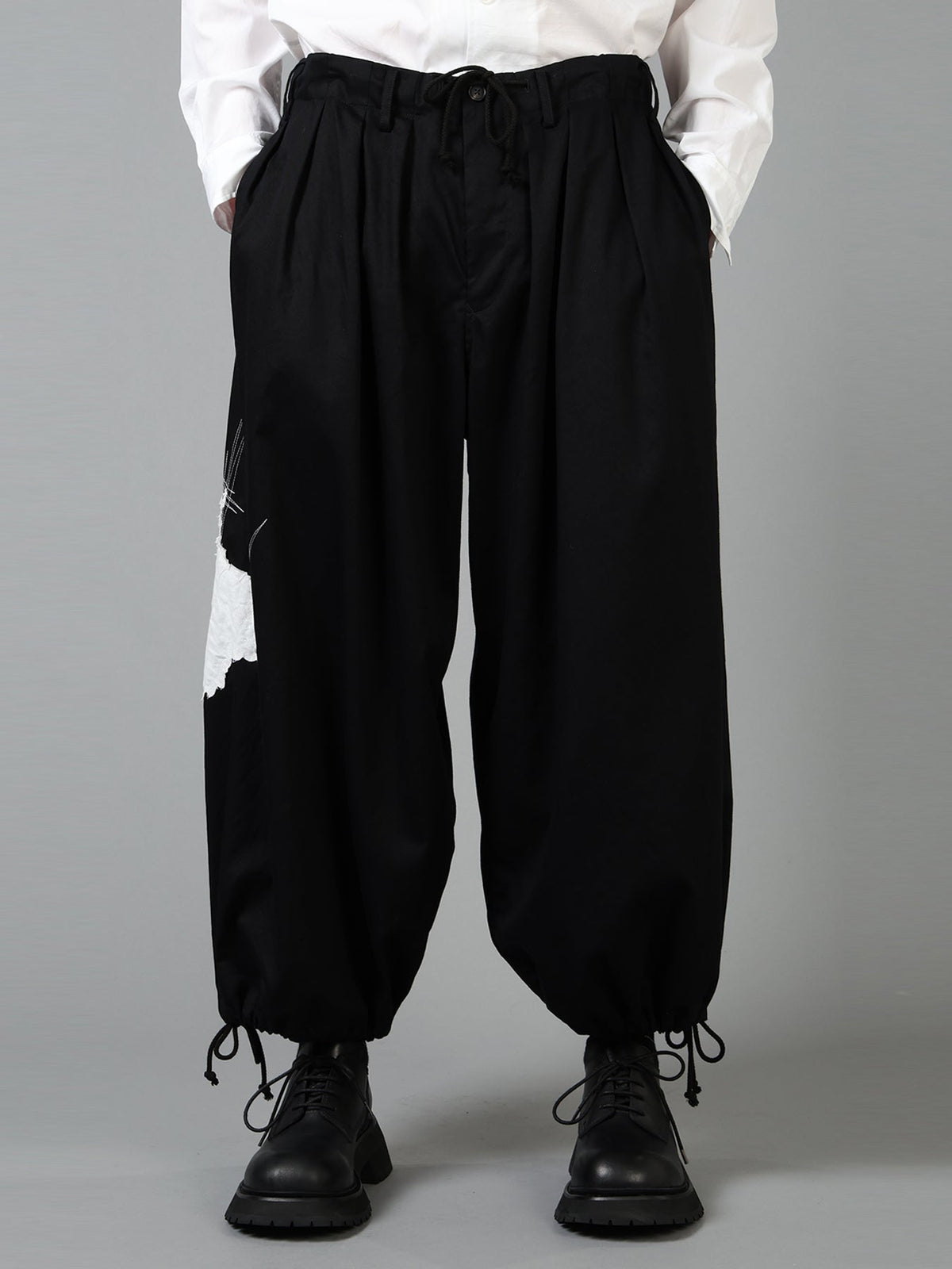 20/COTTON TWILL CROW PATCH BALLOON PANTS