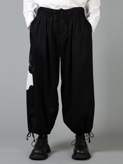 20/COTTON TWILL CROW PATCH BALLOON PANTS