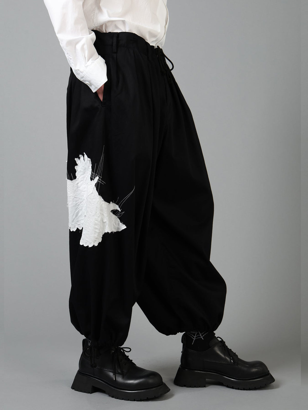20/COTTON TWILL CROW PATCH BALLOON PANTS