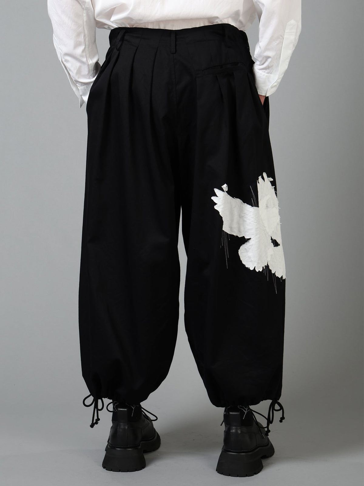 20/COTTON TWILL CROW PATCH BALLOON PANTS