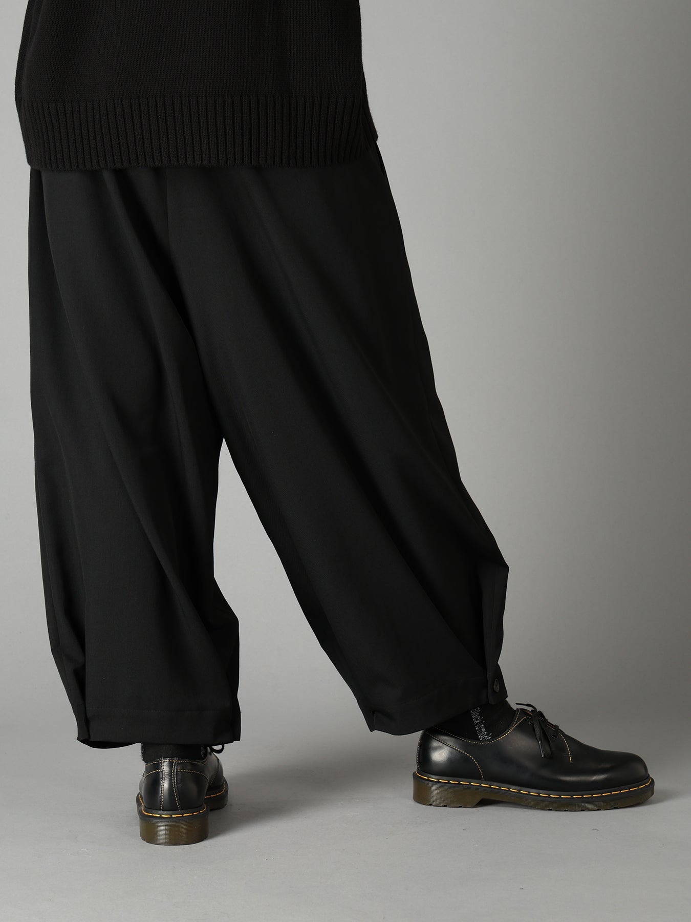 WASHER WOOL GABARDINE BUTTON HEM TAPERED PANTS