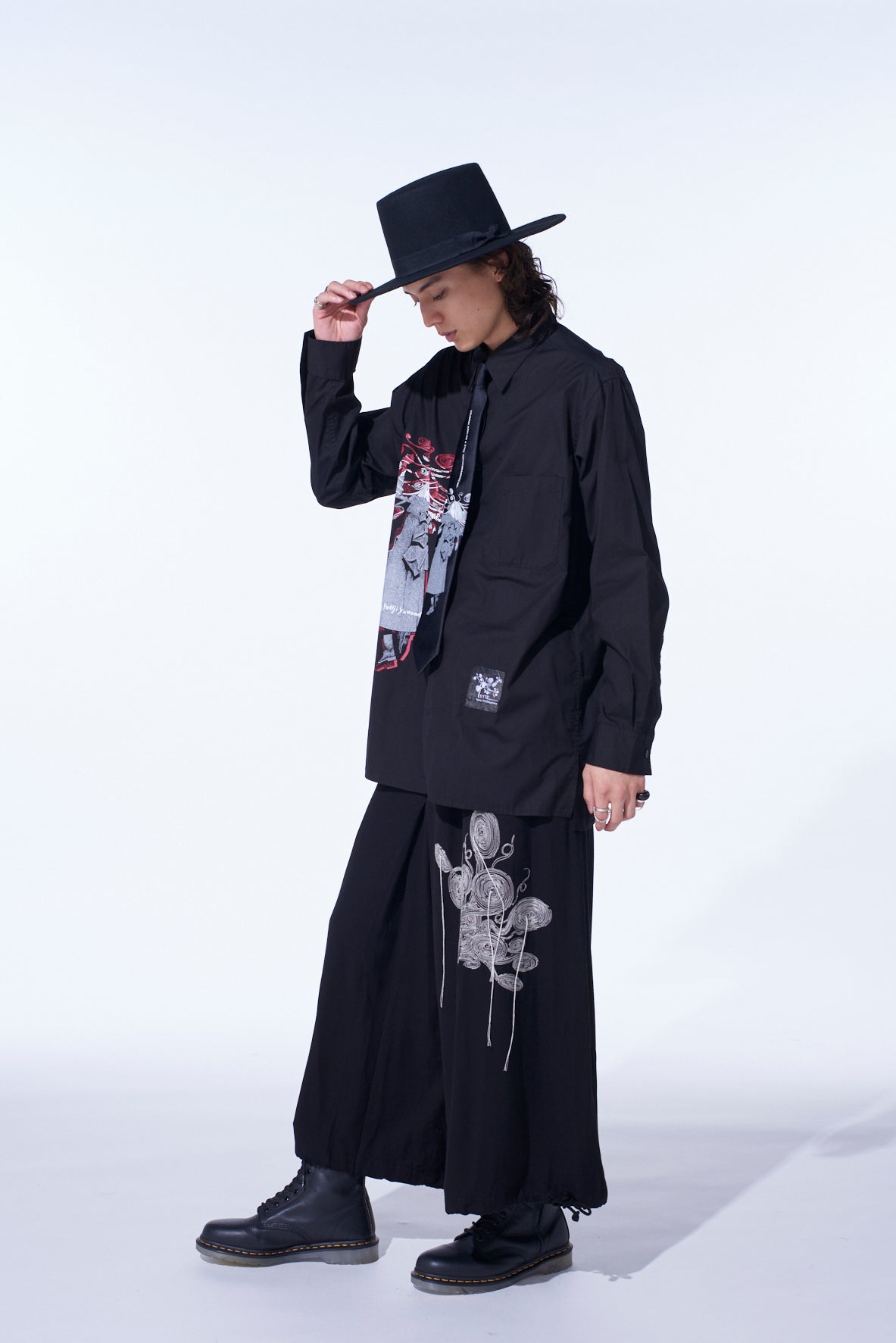 S'YTE × JUNJI ITO -UZUMAKI- KIRIE WEARING YOHJI YAMAMOTO PRINTED