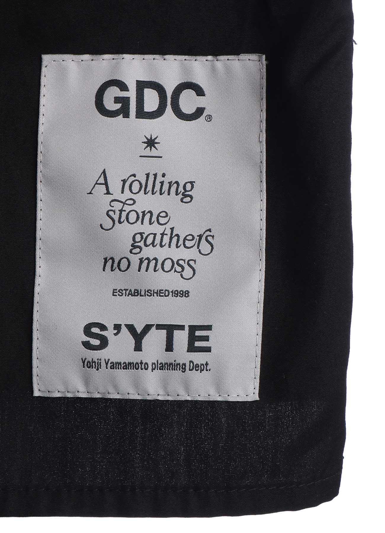 -S’YTE × GDC Collaborate Collection-COTTON BROAD LOGO-PRINTED REGULAR COLLAR SHIRT