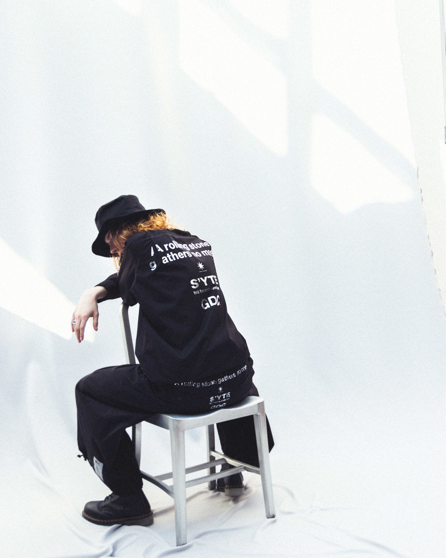 -S’YTE × GDC Collaborate Collection-COTTON BROAD LOGO-PRINTED REGULAR COLLAR SHIRT