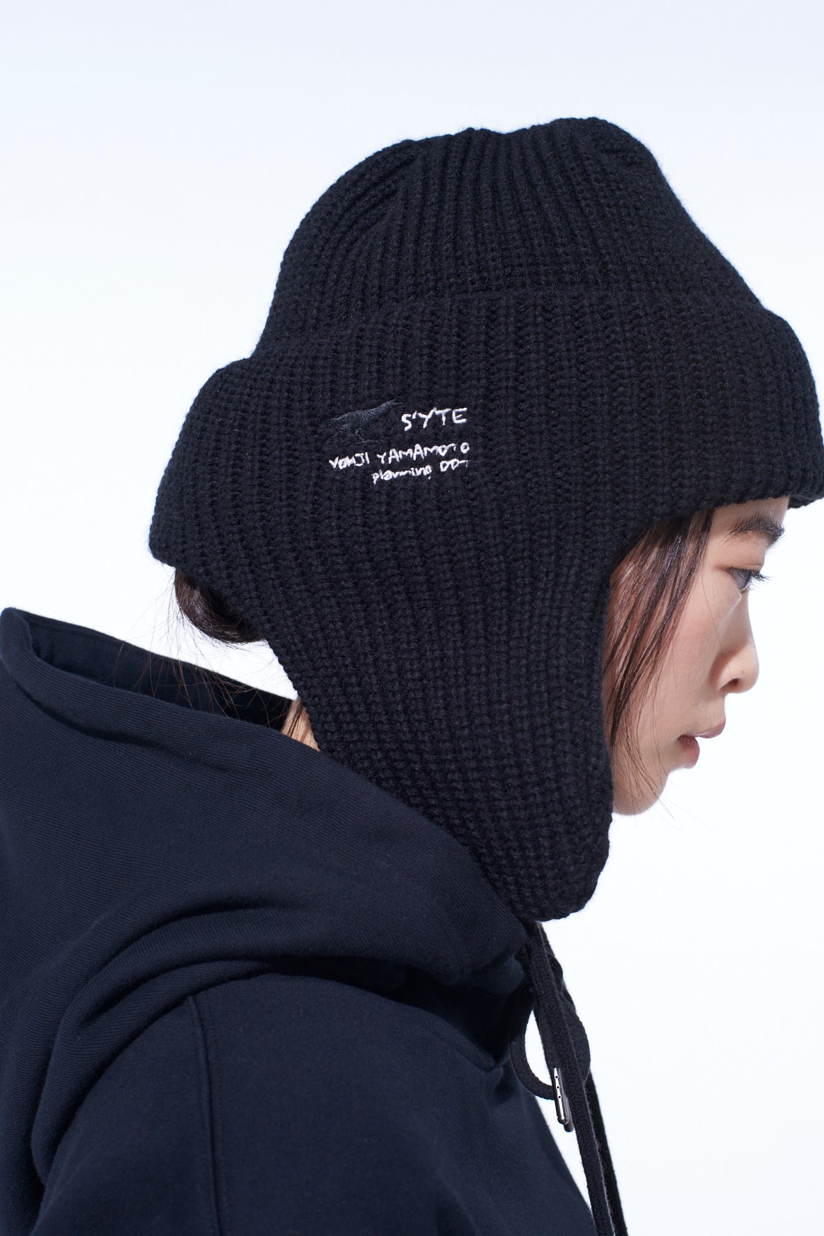 S'YTE × New Era LOGO KNIT TRAPPER – THE SHOP YOHJI YAMAMOTO