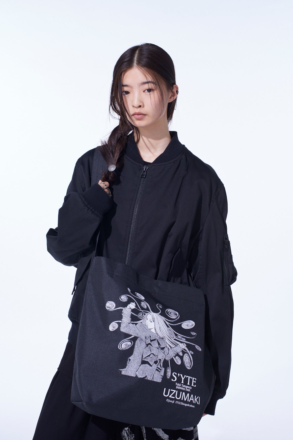 S'YTE × JUNJI ITO -UZUMAKI- KIRIE＆AZAMI  WEARING YOHJI YAMAMOTO PRINTED BAG