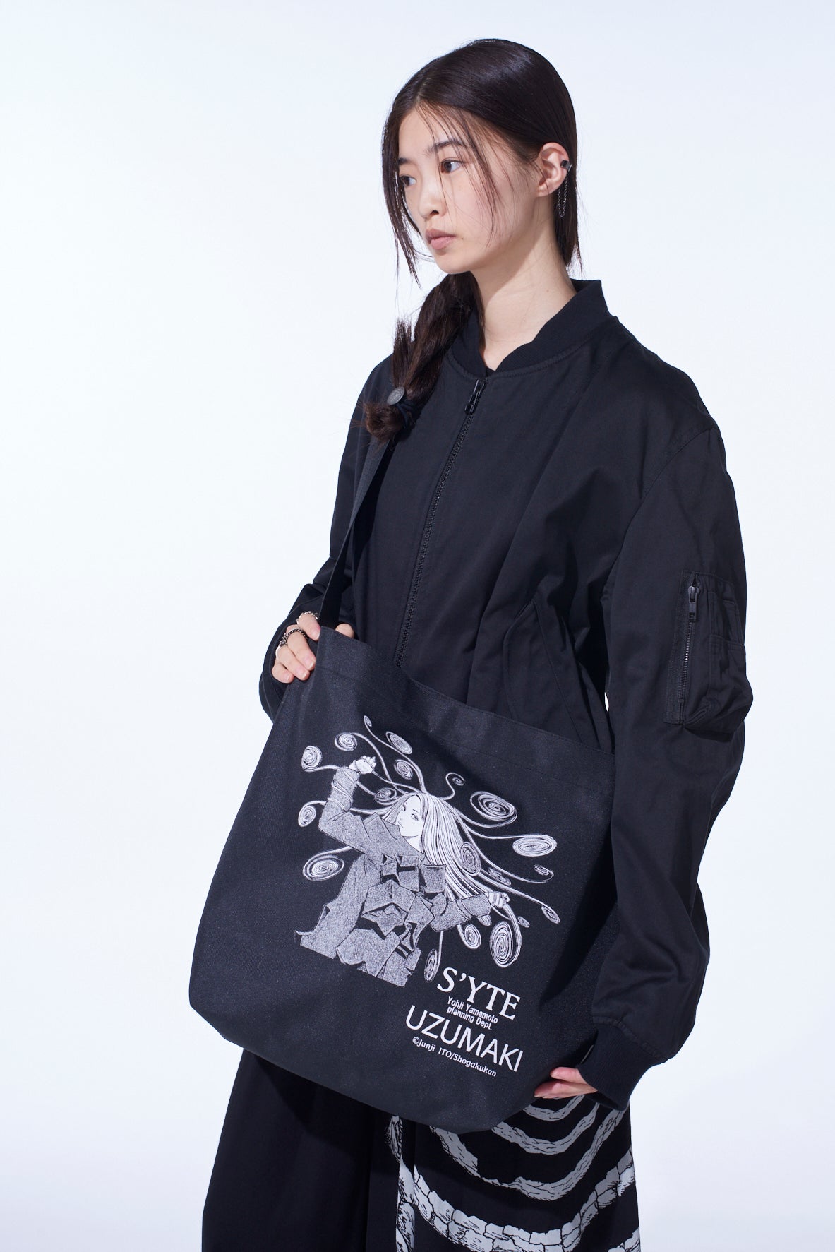 S'YTE × JUNJI ITO -UZUMAKI- KIRIE＆AZAMI  WEARING YOHJI YAMAMOTO PRINTED BAG