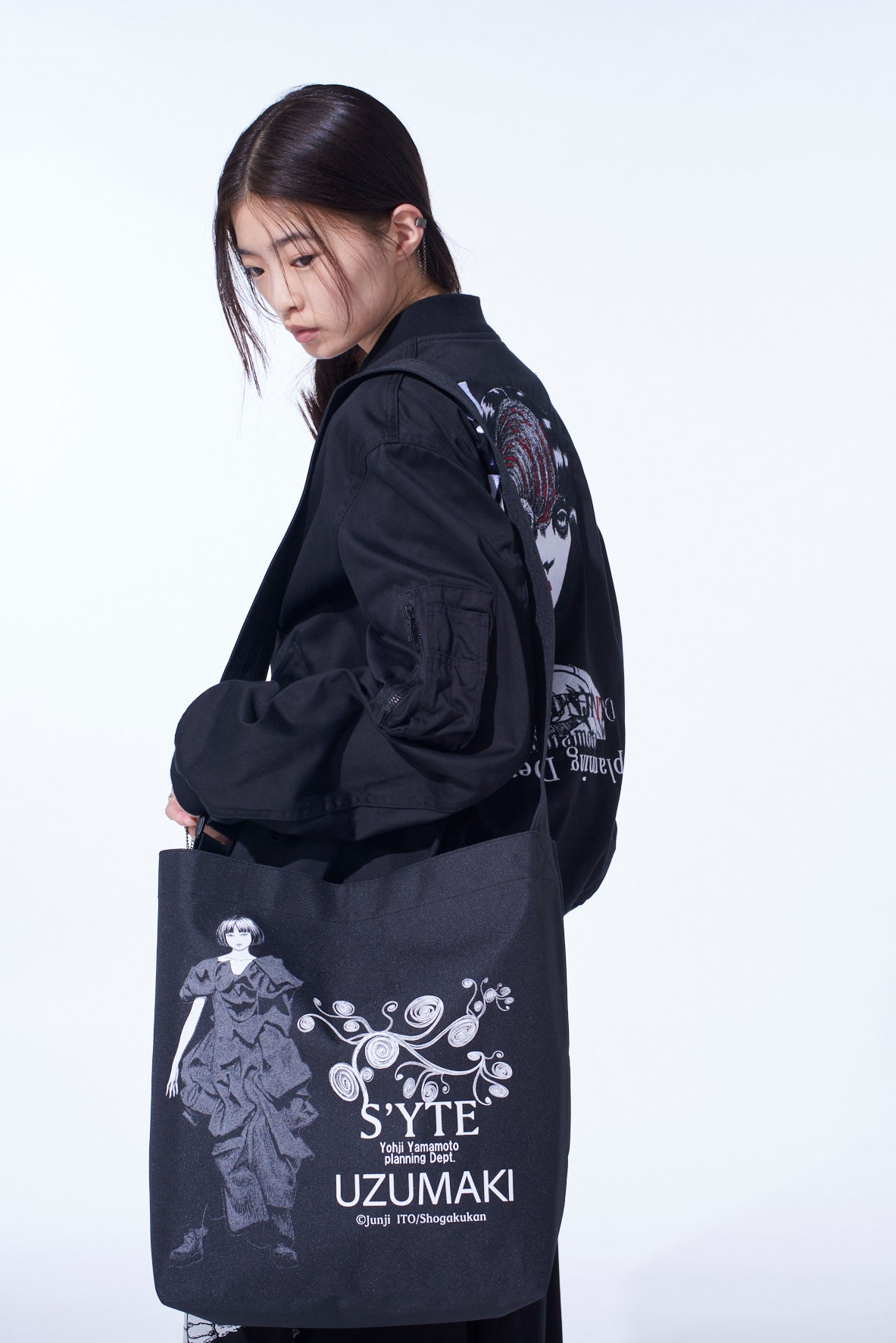 S'YTE × JUNJI ITO -UZUMAKI- KIRIE＆AZAMI  WEARING YOHJI YAMAMOTO PRINTED BAG