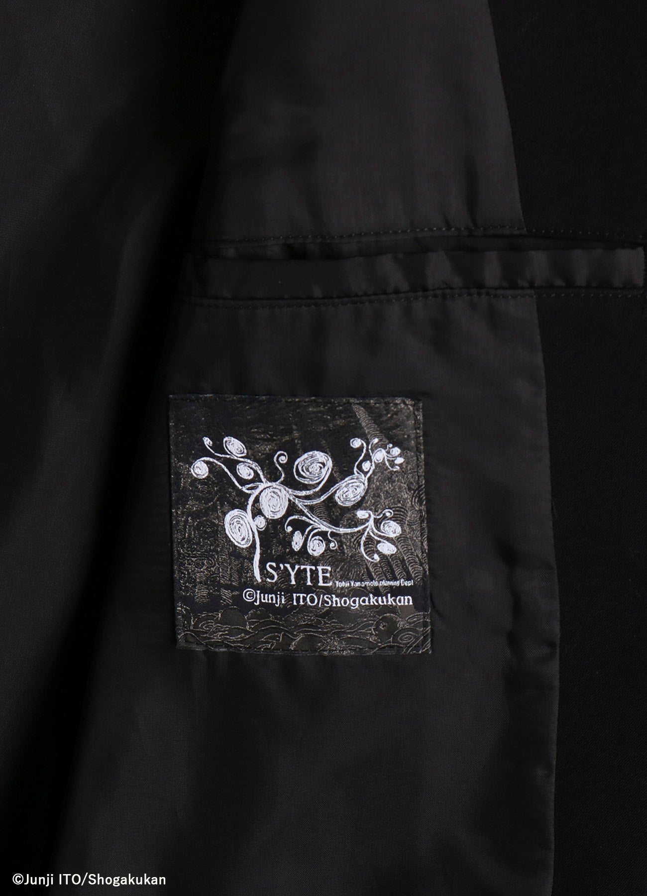 S'YTE × JUNJI ITO -UZUMAKI- AZAMI WEARING YOHJI YAMAMOTO PRINTED JACKET