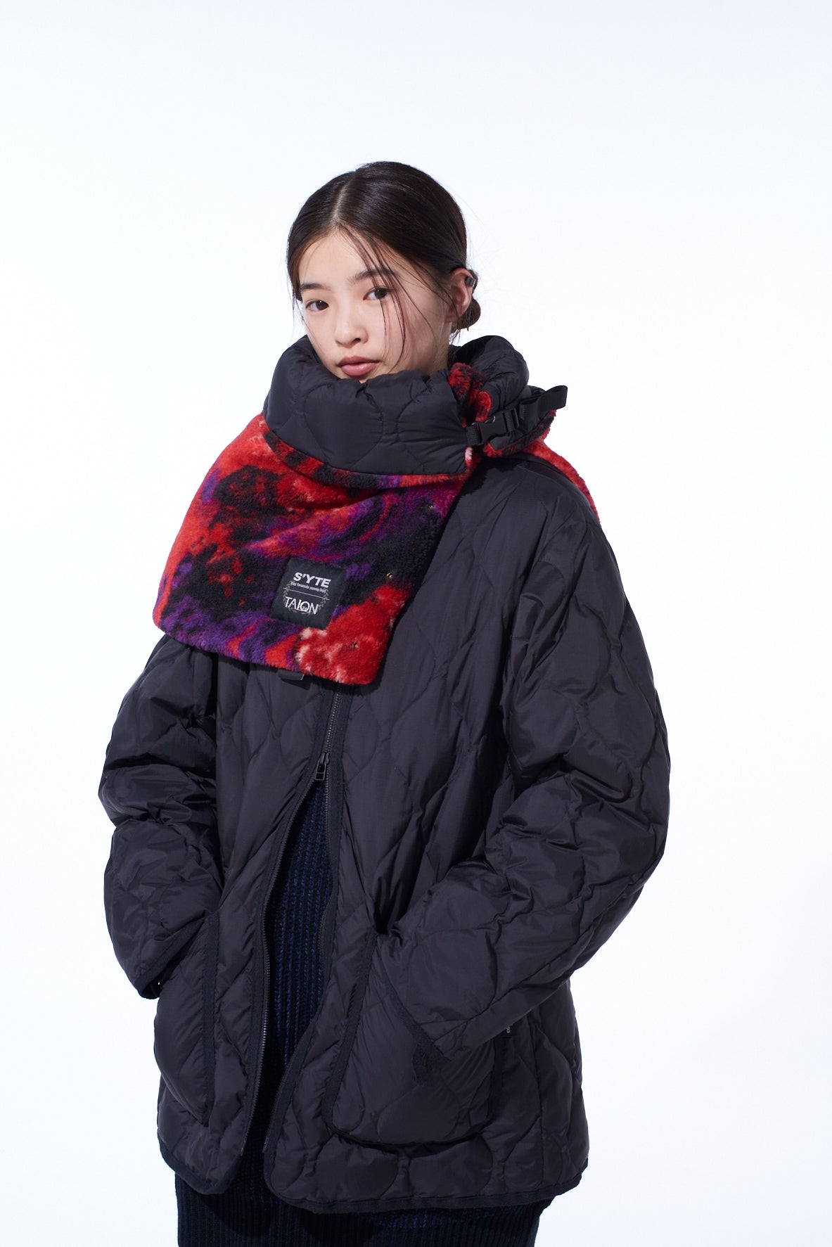 【S'YTE X TAION】REVERSIBLE QUILTED DOWN SCARF WITH RED PRINTED FLEECE LINING