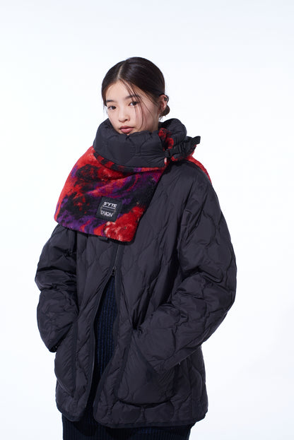 【S'YTE X TAION】REVERSIBLE QUILTED DOWN SCARF WITH RED PRINTED FLEECE LINING