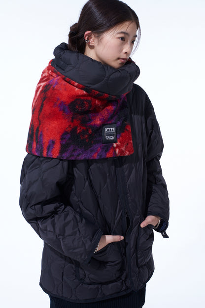 【S'YTE X TAION】REVERSIBLE QUILTED DOWN SCARF WITH RED PRINTED FLEECE LINING