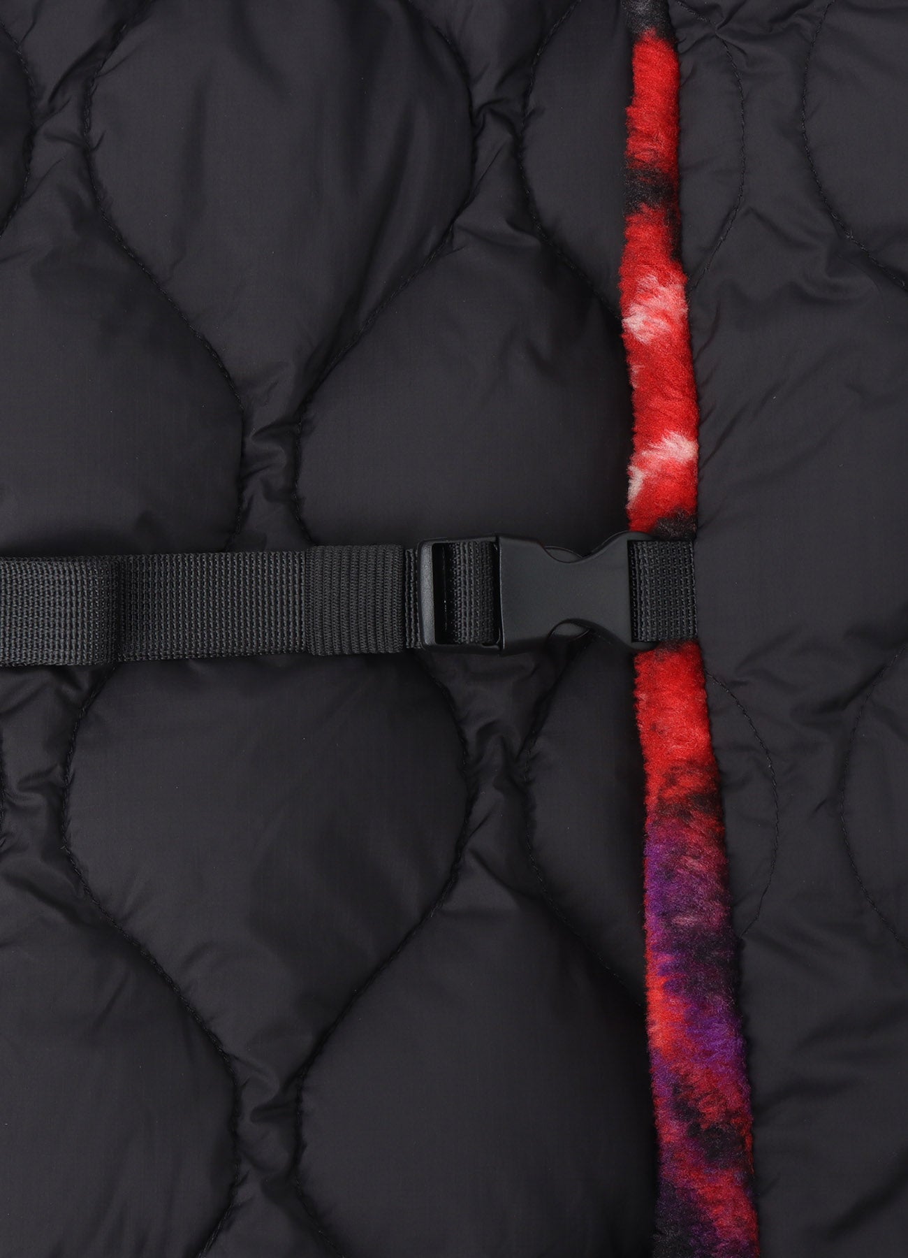 【S'YTE X TAION】REVERSIBLE QUILTED DOWN SCARF WITH RED PRINTED FLEECE LINING