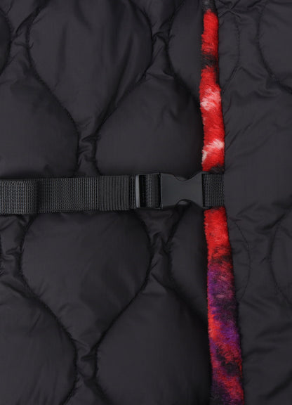 【S'YTE X TAION】REVERSIBLE QUILTED DOWN SCARF WITH RED PRINTED FLEECE LINING