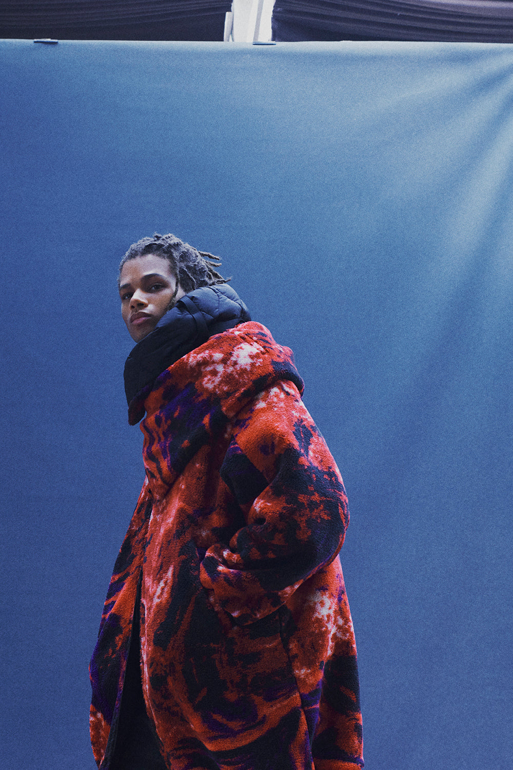 【S'YTE X TAION】REVERSIBLE QUILTED DOWN SCARF WITH RED PRINTED FLEECE LINING