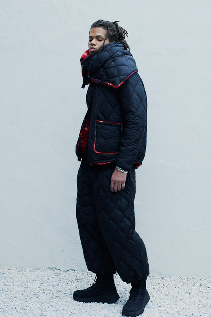 【S'YTE X TAION】REVERSIBLE QUILTED DOWN SCARF WITH RED PRINTED FLEECE LINING