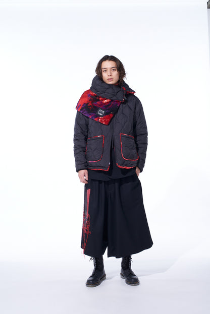 【S'YTE X TAION】REVERSIBLE QUILTED DOWN SCARF WITH RED PRINTED FLEECE LINING