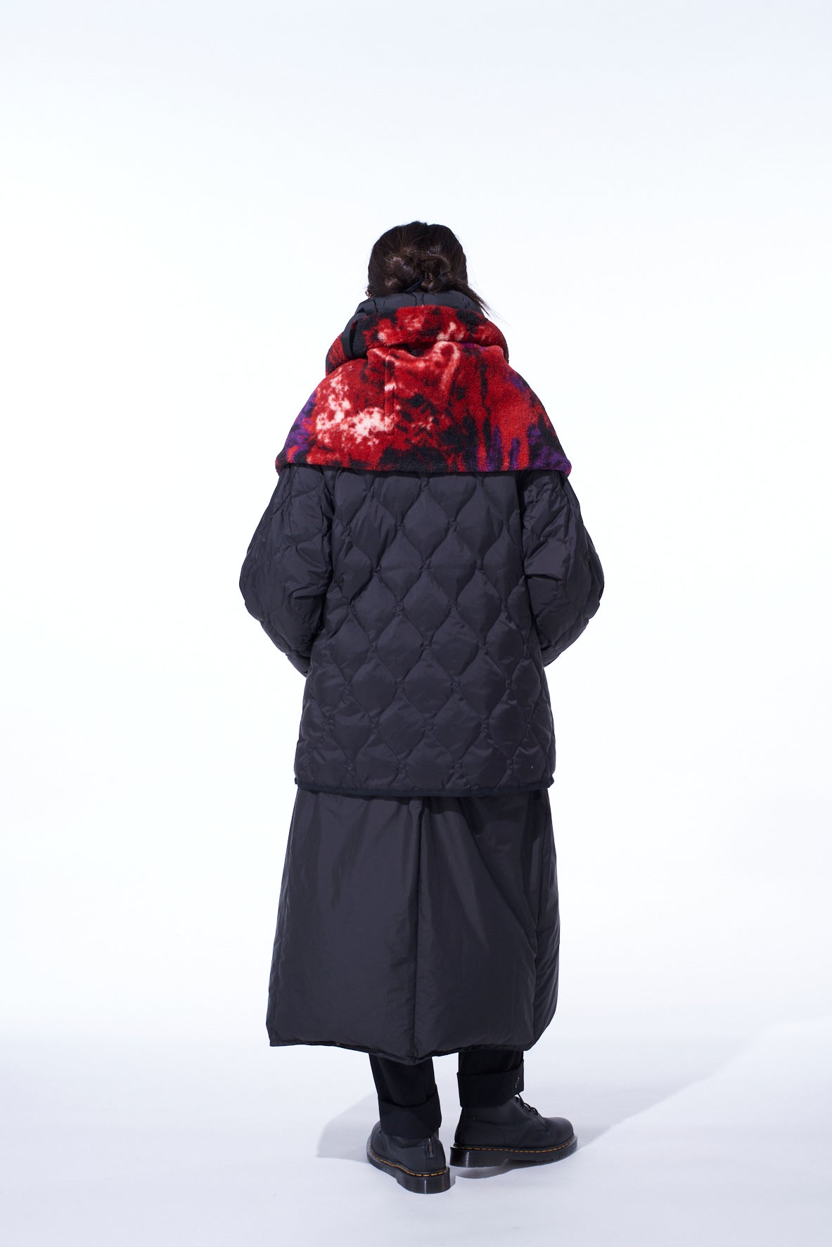 【S'YTE X TAION】REVERSIBLE QUILTED DOWN SCARF WITH RED PRINTED FLEECE LINING