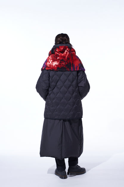 【S'YTE X TAION】REVERSIBLE QUILTED DOWN SCARF WITH RED PRINTED FLEECE LINING