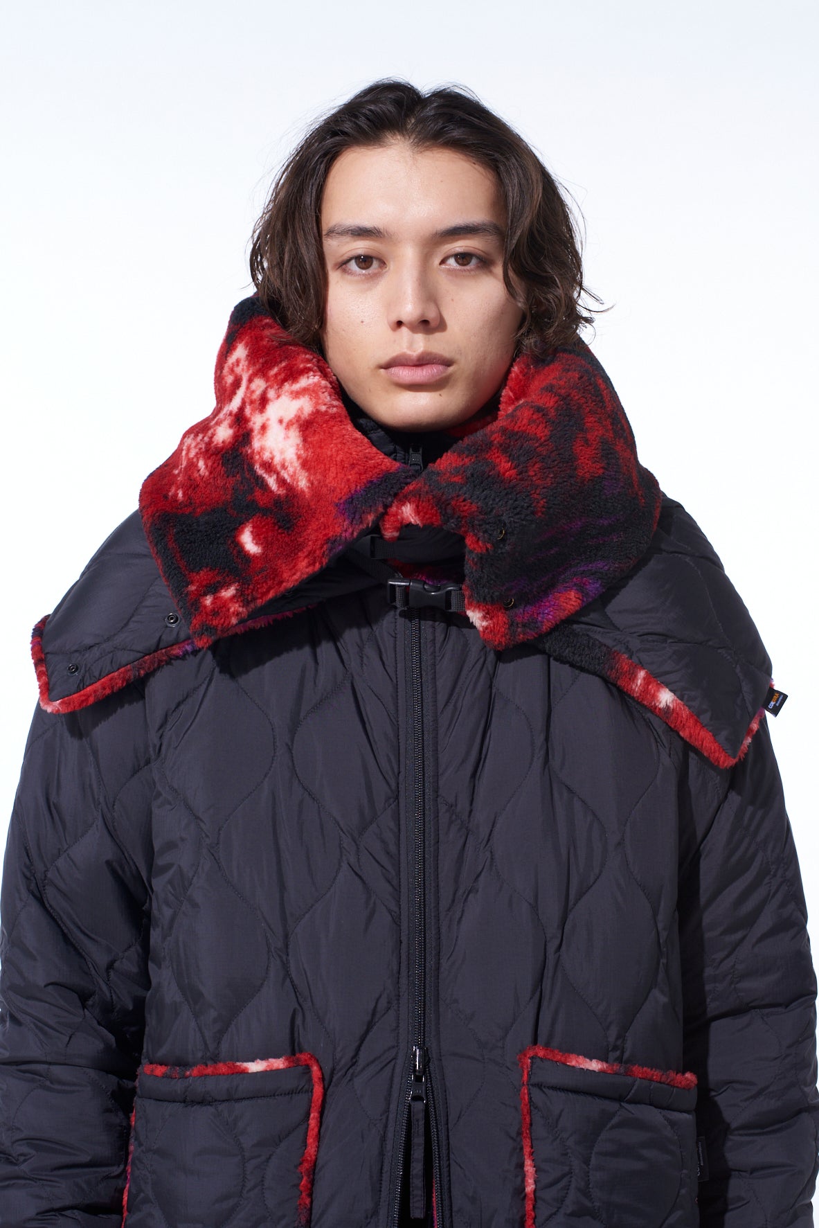S'YTE X TAION】REVERSIBLE QUILTED DOWN SCARF WITH RED PRINTED
