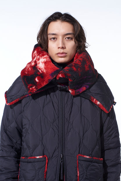 【S'YTE X TAION】REVERSIBLE QUILTED DOWN SCARF WITH RED PRINTED FLEECE LINING