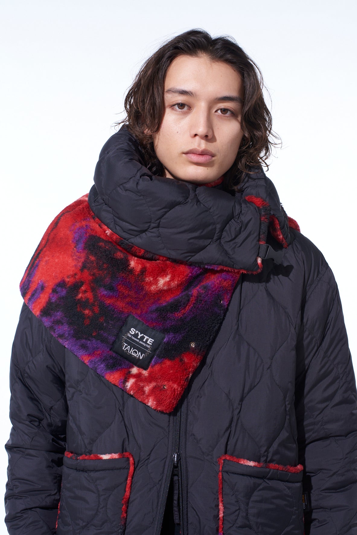 【S'YTE X TAION】REVERSIBLE QUILTED DOWN SCARF WITH RED PRINTED FLEECE LINING
