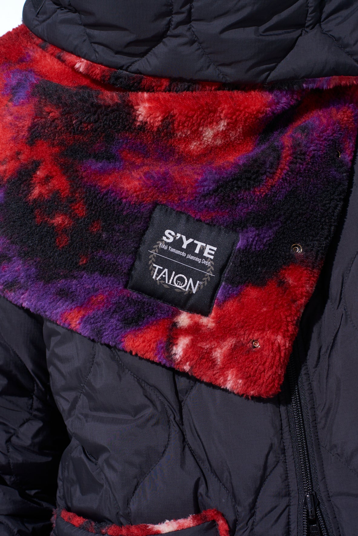 【S'YTE X TAION】REVERSIBLE QUILTED DOWN SCARF WITH RED PRINTED FLEECE LINING