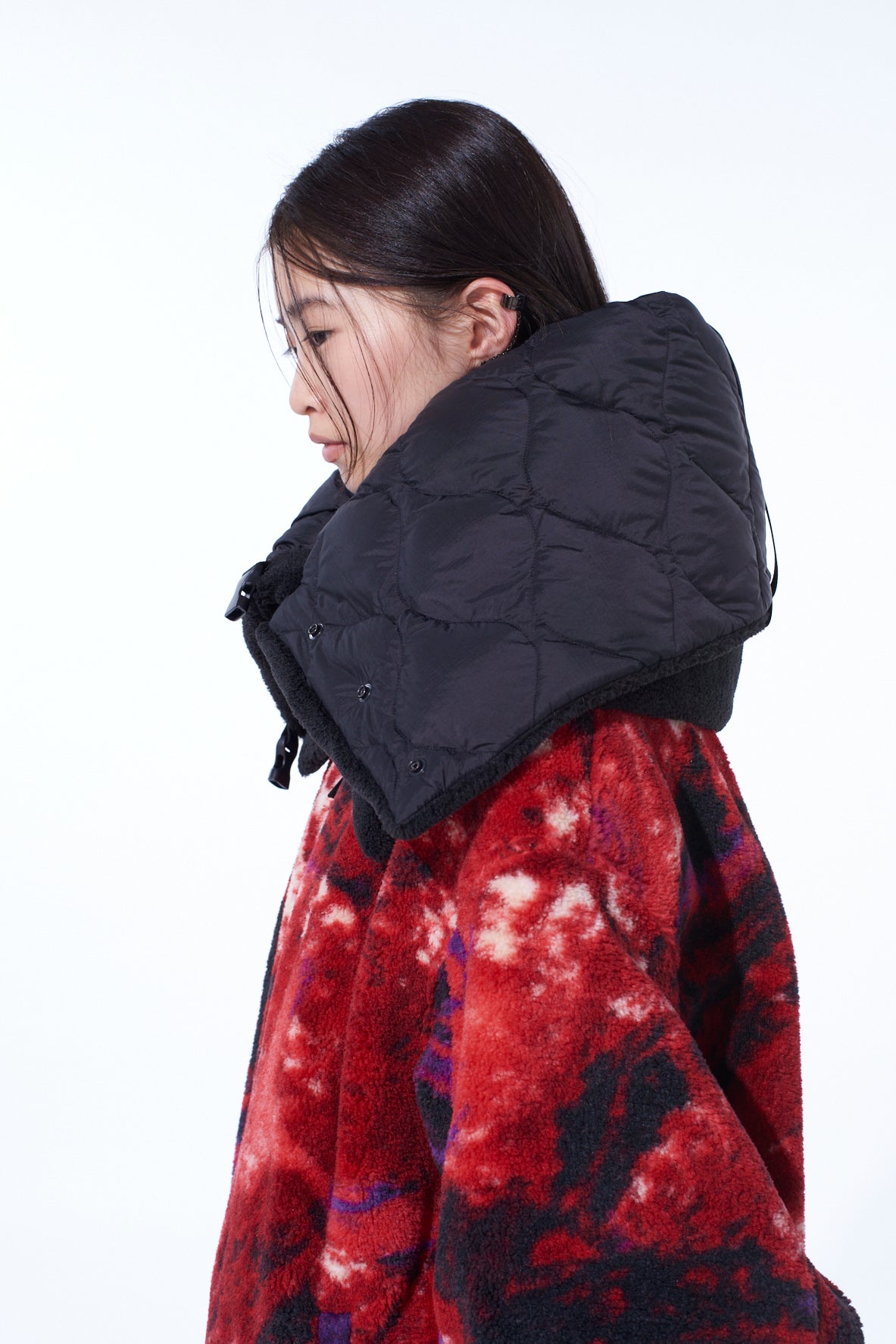 布 S'YTE X TAION】REVERSIBLE QUILTED DOWN SCARF WITH BLACK FLEECE