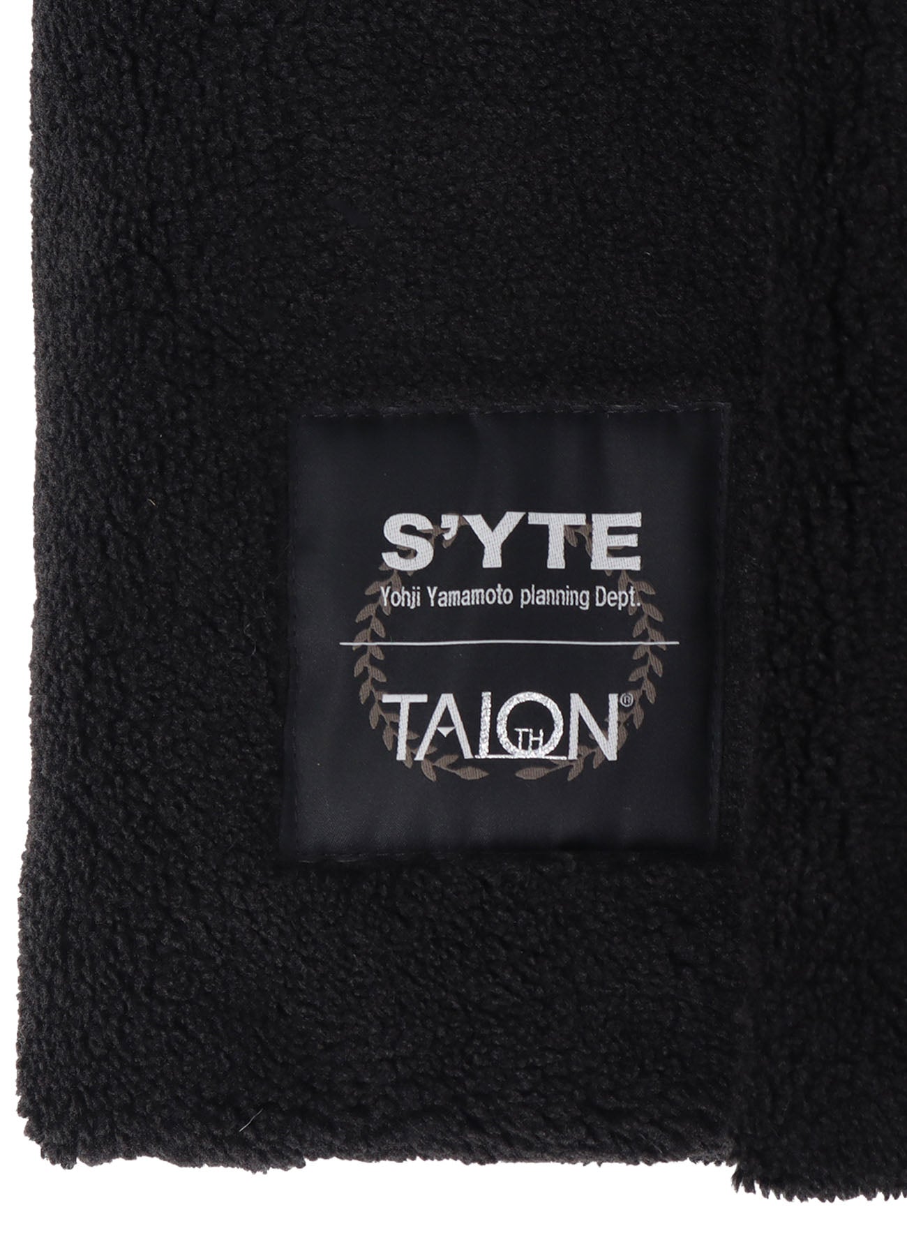 【S'YTE X TAION】REVERSIBLE QUILTED DOWN SCARF WITH BLACK FLEECE LINING