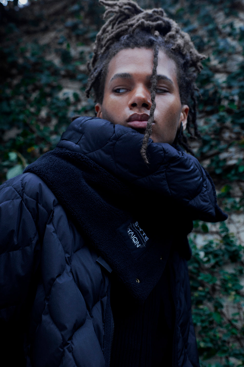 【S'YTE X TAION】REVERSIBLE QUILTED DOWN SCARF WITH BLACK FLEECE LINING