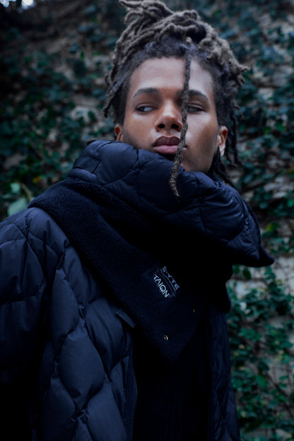【S'YTE X TAION】REVERSIBLE QUILTED DOWN SCARF WITH BLACK FLEECE LINING