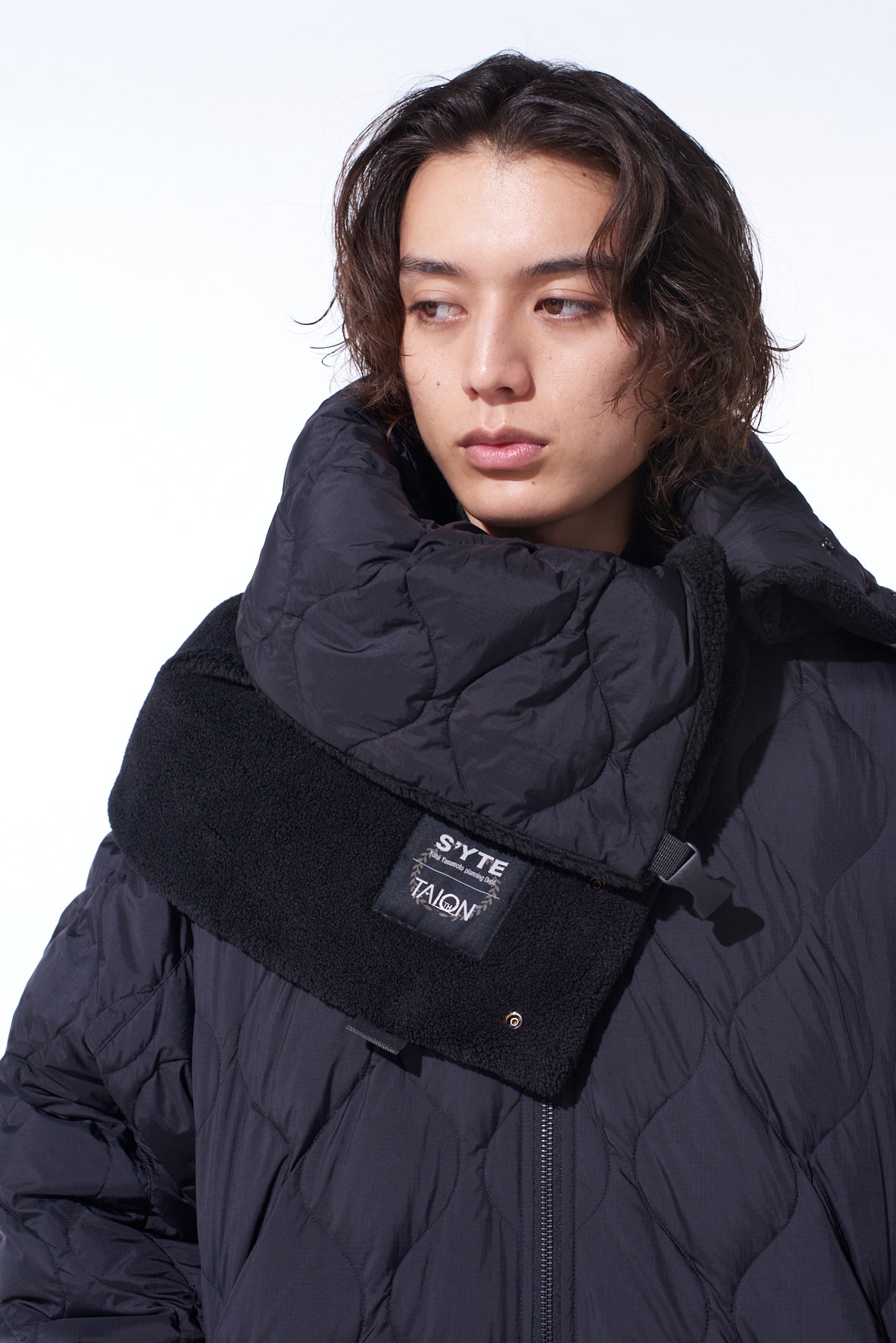 【S'YTE X TAION】REVERSIBLE QUILTED DOWN SCARF WITH BLACK FLEECE LINING